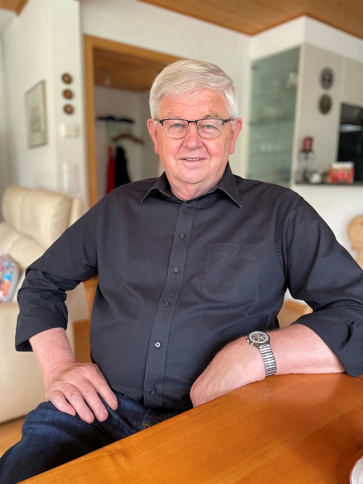 Max Binder sitzt am Tisch in seiner Stube in Illnau.